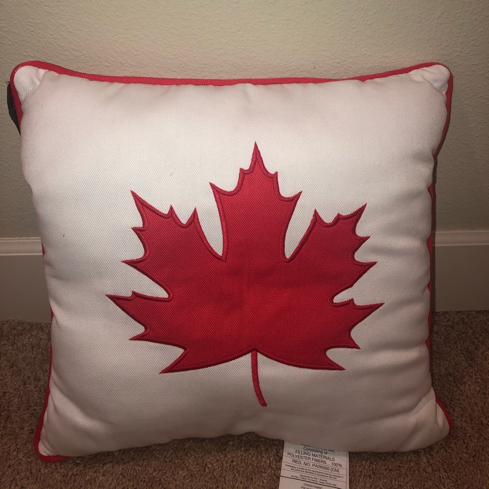 RED MAPLE LEAF Throw pillow pier 1 NWT
